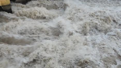 El-río-Serio-hinchado-después-de-fuertes-lluvias.-Provincia-de-Bérgamo,-Italia-norteña