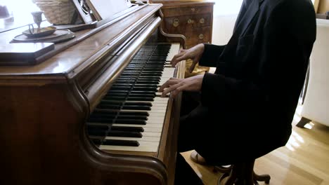 Piano-player-sits-down-at-the-piano-and-starts-playing