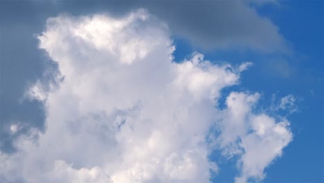 Time-lapse-video-of-changing-cloudscape-in-4K