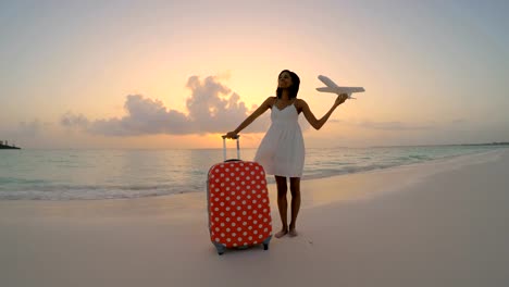 Niña-afroamericana-en-la-playa-con-aeroplano-modelo