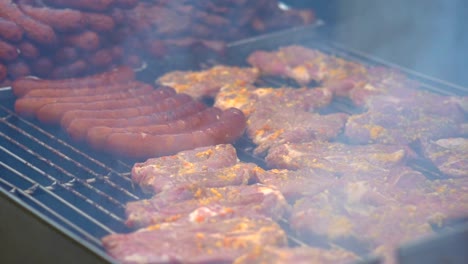 Salchichas-y-carne-de-cerdo-a-la-parrilla-en-cámara-lenta-180fps