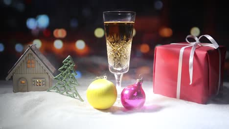 Glas-Champagner-mit-Weihnachtsdekoration.-Traditionelle-Winter-Urlaub-Alkohol-trinken-im-Schnee-mit-kreativen-Neujahr-Kunstwerk.-Textfreiraum