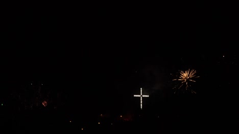 Coloridos-fuegos-artificiales-en-la-noche-de-vacaciones