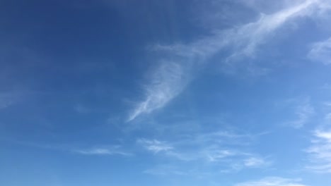 Schönheit-Wolke-vor-dem-Hintergrund-des-blauen-Himmels.-Wolken-Himmel.-Blauer-Himmel-mit-trübem-Wetter,-Natur-Wolke.-Weiße-Wolken,-blauer-Himmel-und-Sonne.