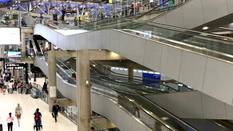 4K-Time-lapse-of-people-and-tourist-used-escalator-in-airport