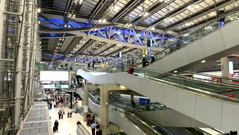 4K-Time-lapse-of-people-and-tourist-used-escalator-in-modern-airport