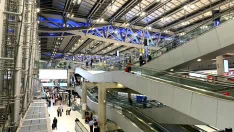 4K-Zeitraffer-von-Menschen-und-Touristen-benutzt-Rolltreppe-in-modernen-Flughafen