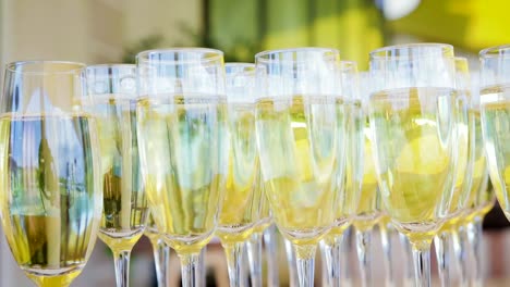 Glasses-of-champagne-close-up