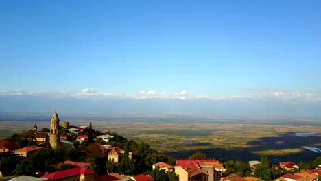 Signagi-oder-Stadt-Sighnaghi.-Blick-auf-das-Tal-von-Alazan-von-Luftaufnahmen-Drohne.-Georgien,-Kachetien.