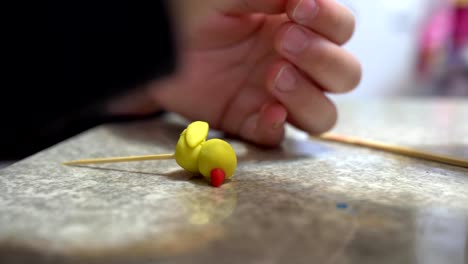 Un-niño-jugando-con-arcilla.