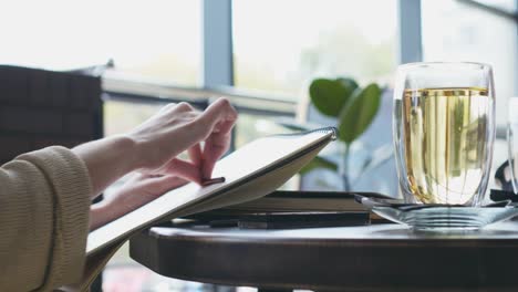 Woman-drawing-a-sketch-at-cafe