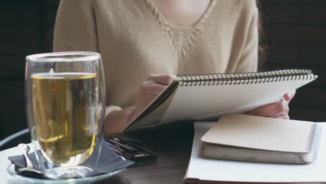 Woman-drawing-a-sketch-at-cafe