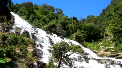 Impresionante-cascada-grande-de-bosque-profundo-en-cascada-de-Mae-Ya,-Parque-Nacional-de-Doi-Inthanon-Chiang-Mai,-Tailandia.-Traducir-texto-"Cascada-de-Mae-Ya"