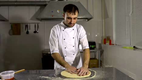 Kochen-Sie-in-der-Küche-Pizzateig-vorbereiten.-Ein-Mann-bereitet-Gebäck