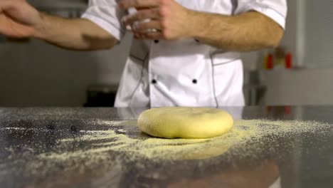 Kochen-Sie-in-der-Küche-Pizzateig-vorbereiten.-Ein-Mann-bereitet-Gebäck