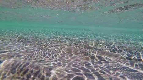 arena-bajo-las-ondas-de-agua-de-mar