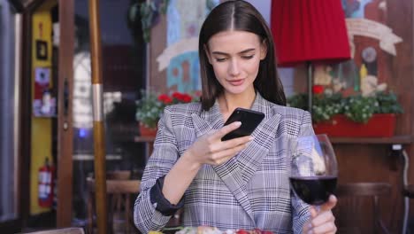 Hermosa-mujer-tomar-fotos-de-comida-en-el-teléfono-móvil-en-el-restaurante