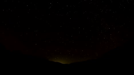 Timelapse-de-las-estrellas-de-la-noche-sobre-el-valle-del-amanecer-luz-llenar-el-valle