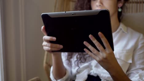 Young-woman-using-tablet-computer-at-home