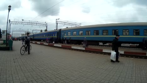 Lapso-de-tiempo-de-los-pasajeros-desembarcar-y-subirse-a-trenes-en-el-ferrocarril-stantion