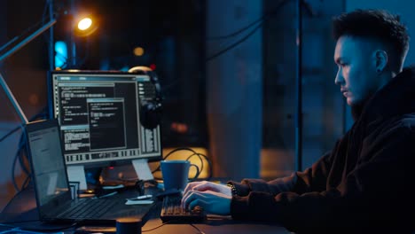 Hacker-in-Hoodie-mit-Computern-für-Cyber-Angriff