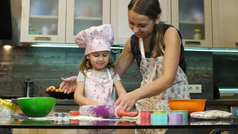 Mutter-und-Tochter-kochen-zusammen