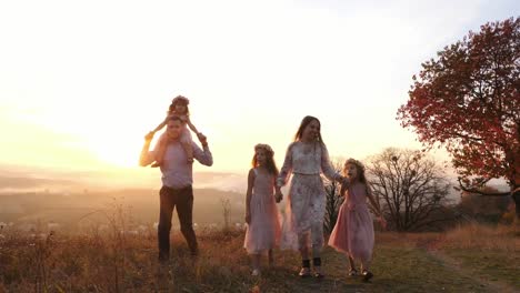 Familia-caminando-en-una-colina