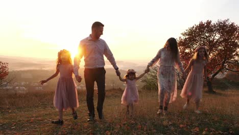 Familie-zu-Fuß-auf-einem-Hügel