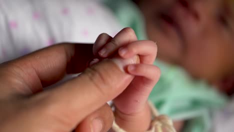 Baby-Neugeborenen-halten-Mutter-Hand