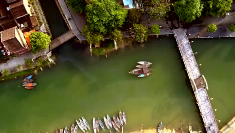 movimiento-redondo-por-encima-de-los-barcos-fluviales-y-techos-de-la-casa