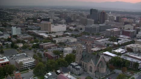 Luftaufnahme-der-Innenstadt-von-Salt-Lake-City-Sonnenuntergang-und-Kathedrale