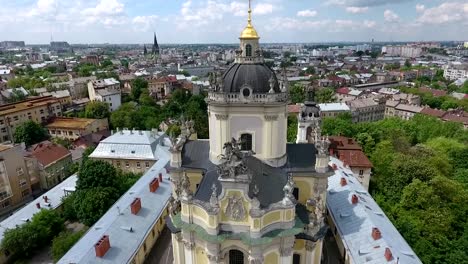 El-drone-vuela-para-arriba-de-la-estatua-sobre-la-de-San-Jorge,-Catedral,-aérea-toma