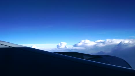 Flugzeug-Fenster-mit-Blick-auf-die-Wolken-vom-Beifahrersitz