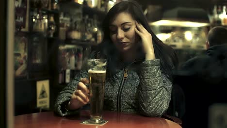 traurige-sexy-Frau-mit-Glas-Bier-reflektiert