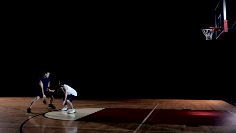 Jugador-de-baloncesto-pasando-los-jugadores-defensivos-para-un-layup-tiro.