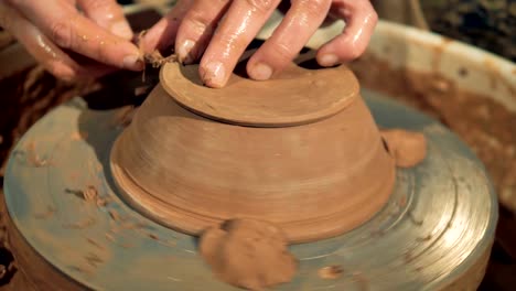 Una-taza-volcada-gira-en-una-rueda-de-potters-durante-el-proceso-final.