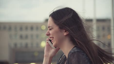 Schöne-junge-Frau-genießen-einen-lustige-und-freundliche-Telefonchat