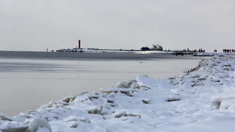 Frachtschiff-mit-Häfen-Kranbrücke-kommen-im-Hafen