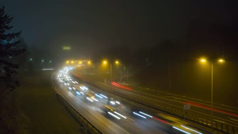 Stau-auf-der-Autobahn-im-Nebel,-Zeitraffer