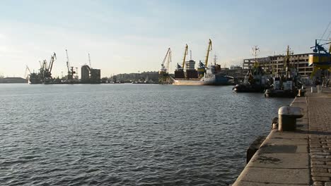 Industrielle-Hafen-am-Schwarzen-Meer-Burgas,-Bulgarien-mit-einer-Menge-von-Kränen,-Ladungen-und-Schiffe.