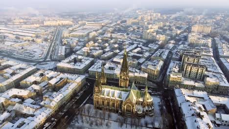 Fliegen-über-Elisabethkirche-In-Lemberg,-Ukraine.