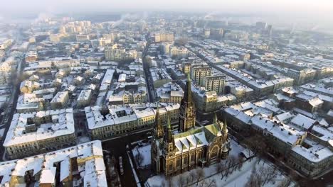 Fliegen-über-Elisabethkirche-In-Lemberg,-Ukraine.