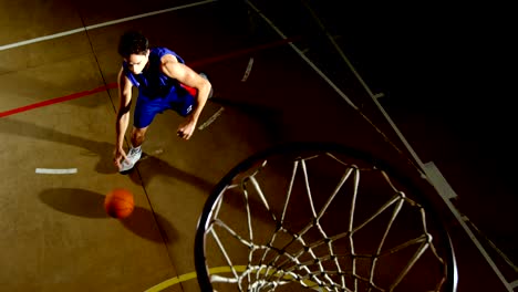 Männer-Basketball-Spieler-spielen-im-Hof-4k