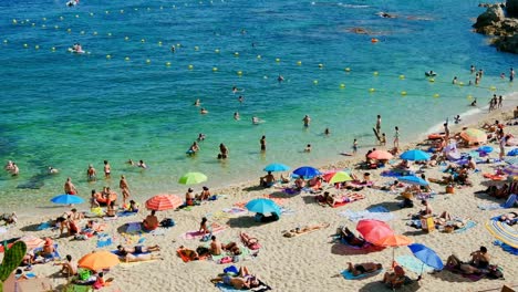 Urlaub-am-Strand-in-Spanien-im-Sommer