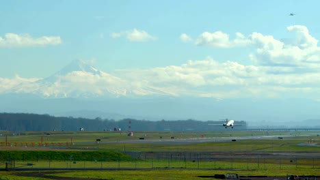 Flugzeug-Landung-auf-dem-Flughafen-von-Portland,-Oregon-mit-Mt.-Hood-im-Hintergrund