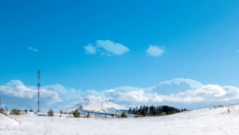 Largo-lapso-de-tiempo-de-las-nubes-sobre-el-paisaje-de-invierno