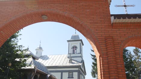 Iglesia-ortodoxa,-la-puerta-de-entrada-al-territorio-de-la-iglesia-ortodoxa,-el-arco-y-soleada-mañana,-árboles-verdes