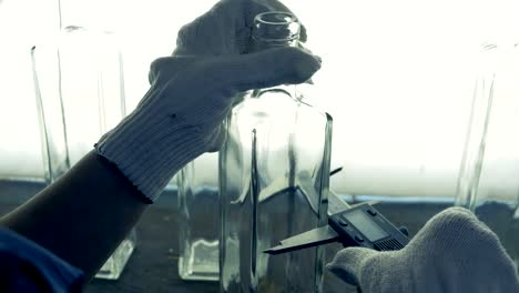 Trabajador-de-la-fábrica-mide-el-tamaño-de-las-botellas,-cerrar.