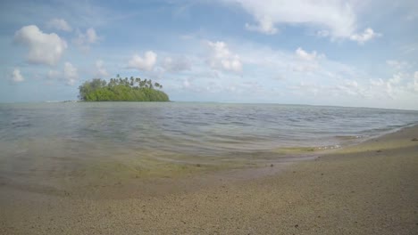 Vista-del-paisaje-del-islote-Taakoka-al-atardecer-en-la-laguna-de-Muri-en-Rarotonga,-Islas-Cook