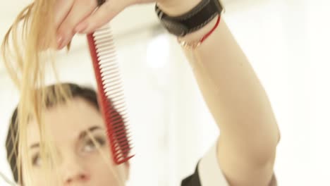 Friseur-weibliche-Haare-schneiden-mit-professionellen-Schere-im-Friseursalon.-Haarschneider,-Frau-Haarschnitt-mit-Schere-im-Beauty-Salon-hautnah